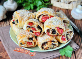 Рулетики с томатами и грибами