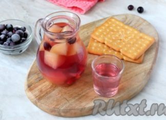 Компот из яблок и чёрной смородины